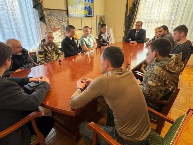 <i>Евгений Моисеев встретился с прибывшими в Кисловодск военнослужащими-отпускниками</i>