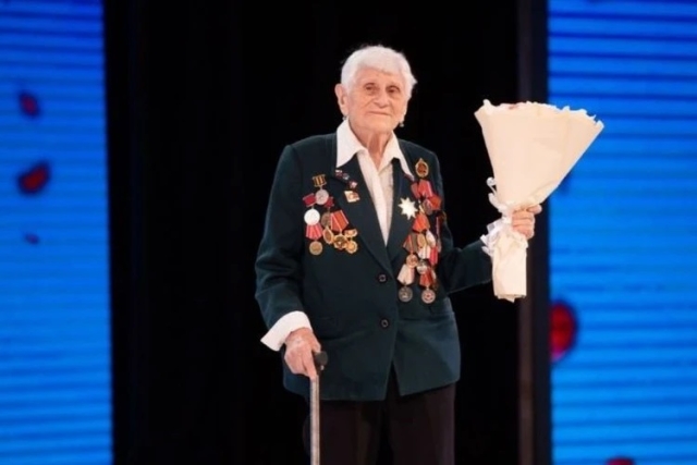 <i>100-летний ветеран Клара Журавлёва открыла Парад Победы в Ставрополе</i>