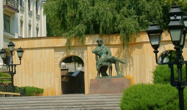 <i>Памятник Пушкину в Ставрополе установили в 1987 году</i>