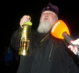 Митрополит Кирилл принял Благодатный огонь вечером 15 апреля
