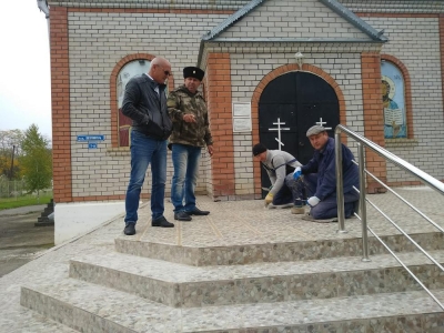 Казаки села Ростовановского Курского района благоустраивают местную церковь