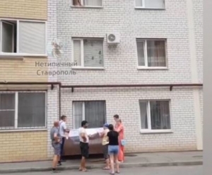 В Ставрополе спасатели сняли девятимесячного ребенка с открытого окна
