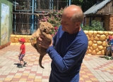 Директор парков культуры Ставрополя с новорожденным львёнком