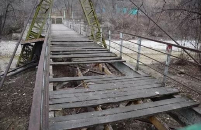 <i>Власти в Нальчике закрыли аварийный мост</i>