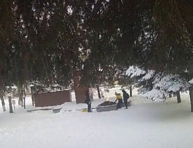 <i>В Изобильном полиция нашла тушивших снежками Вечный огонь юных хулиганов</i>