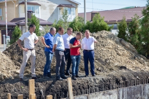 Глава Ставрополя оценил ход ремонта дорог и благоустройства сквера в 204-м квартале