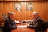 Директора СОШ №60 Грозного наградил глава минобрнауки Чечни