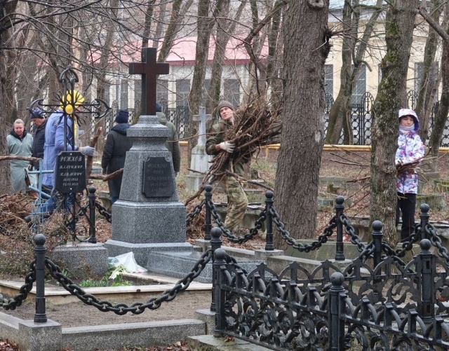 <i>Музейщики собрали КамАЗ мусора на старейшем кладбище Ставрополя</i>