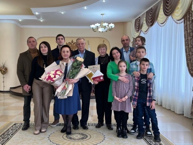 <i>В ЗАГСе Ессентуков поздравили семью Гузий с золотой свадьбой</i>