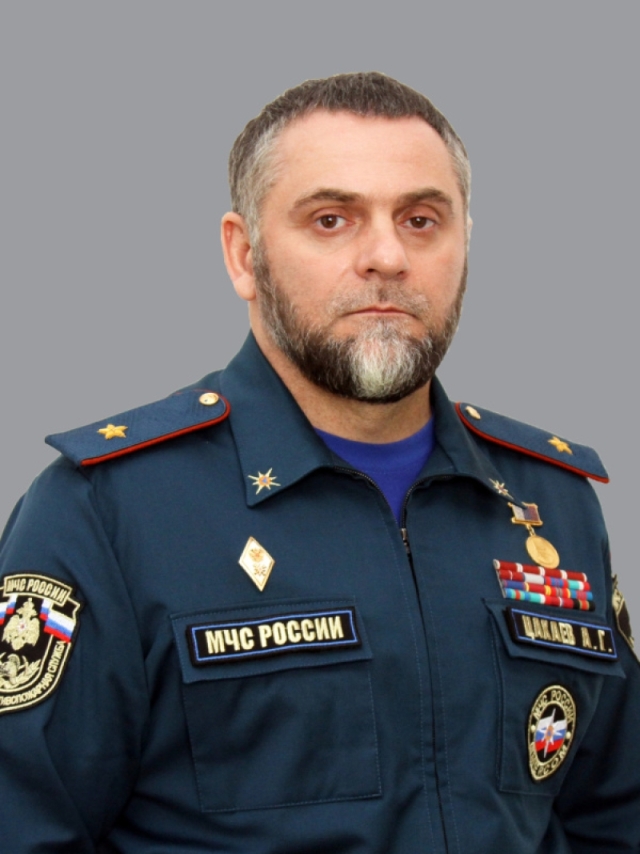 <i>Глава МЧС Чечни провел построение спасателей с автоматами</i>