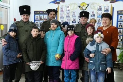 Казаки Железноводского округа посетили детские дома поселка Иноземцево с благотворительной акцией