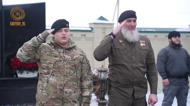 <i>Адам Кадыров передал батальону им. Шейха Мансура внедорожники «Нива»</i>