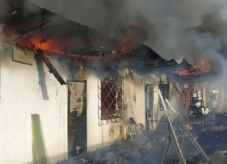 В Майском КБР огнеборцы тушат крупный пожар на вещевом рынке. Видео