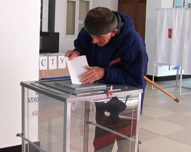 <i>В Дагестанском селе Дылым в числе первых проголосовал 87-летний аксакал</i>