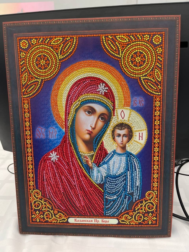 <i>Студентка в Северной Осетии вышила бисером икону Богородицы для бойцов СВО</i>