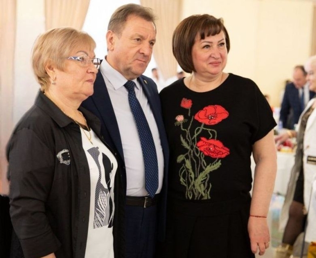 <i>Иван Ульянченко поздравил женщин Ставрополя с 8 марта</i>