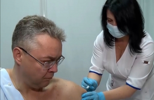 Губернатор Владимир Владимиров сделал сезонную прививку от гриппа