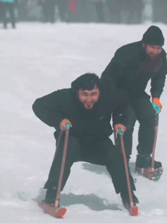 <i>В Чечне возродили старинную забаву – катание на коньколыжах</i>