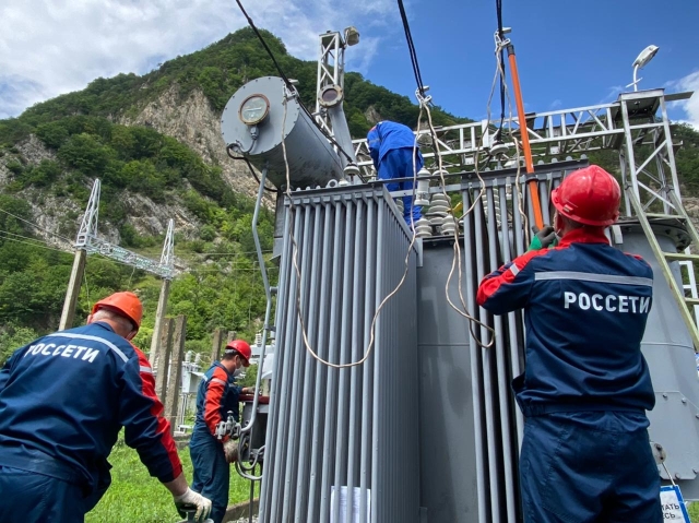 <i>Энергетики «Россети Северный Кавказ» отремонтировали в СКФО свыше 4 тысяч трансформаторных подстанций</i>