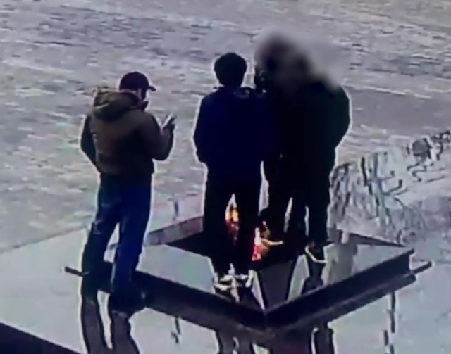 <i>На Ставрополье полиция ищет погревших ноги на «Вечном огне» парней</i>