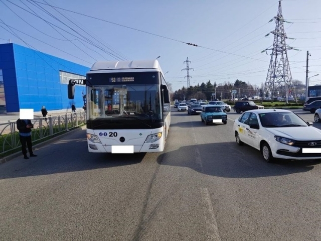 <i>При попытке заскочить в отъезжающий автобус в Ставрополе женщина получила перелом ноги</i>