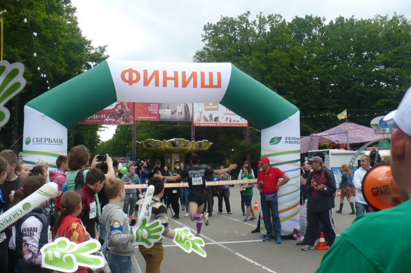 Финишную черту пересекает победитель Зелёного марафона-2016 в Ставрополе