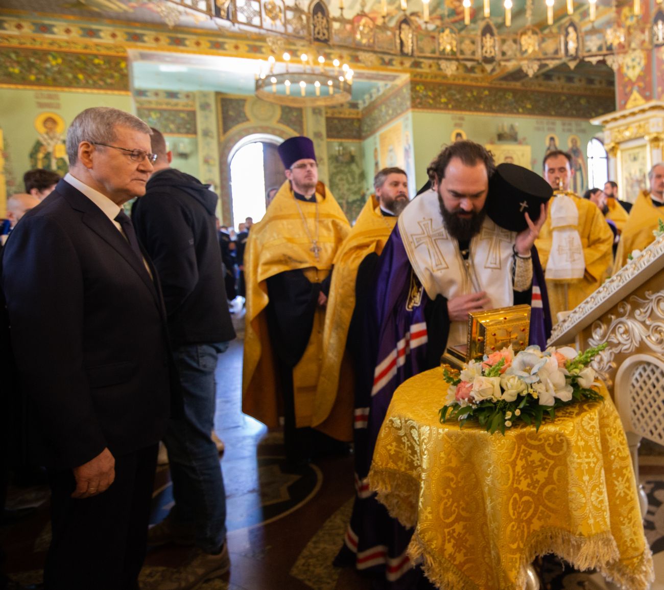 Полпред Юрий Чайка передал в храм ковчег с частицей мощей Апостола  Варфоломея - Портал Северного Кавказа