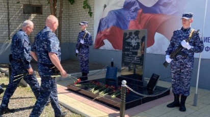 В Ингушетии открыли мемориальную плиту погибшим в КЧР курганским полицейским