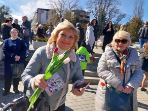 Чебурашка в Кисловодске подарил женщинам на праздник 3 тысяч тюльпанов