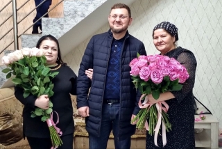 Салман Дадаев поздравил всех мам Махачкалы и посетил многодетную семью