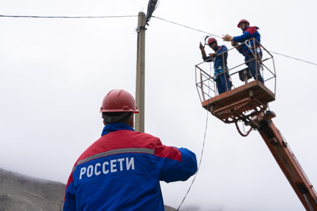 <i>Энергетики «Россети Северный Кавказ» на 14,5 % перевыполнили полугодовую програм­му по замене ветхого провода</i>