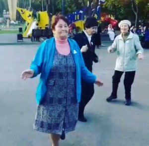 Пенсионеры с удовольствием танцевали и пели