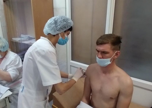 <i>На Ставрополье семьи военнослужащих проходят ревакцинацию от COVID-19</i>