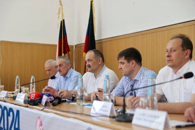 <i>Меликов: Исполнители терактов в Махачкале и Дербенте были из уважаемых семей</i>