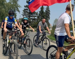 В Минводах в велопробеге в честь Дня физкультурника участвуют представители всех поколений