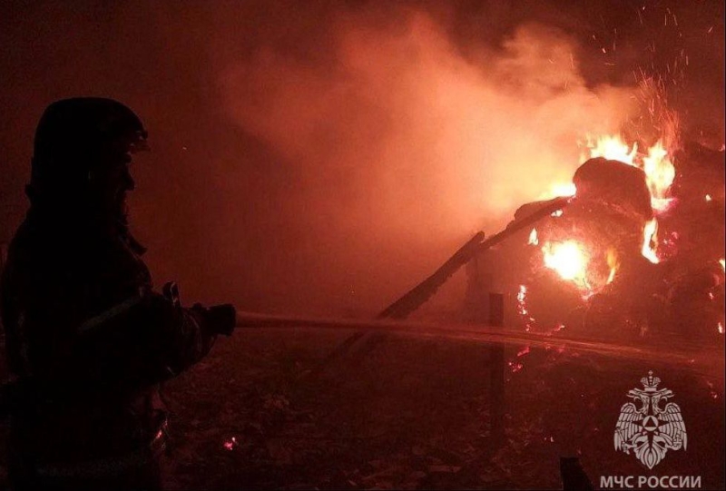 Вблизи Будённовска на ферме потушили крупный пожар
