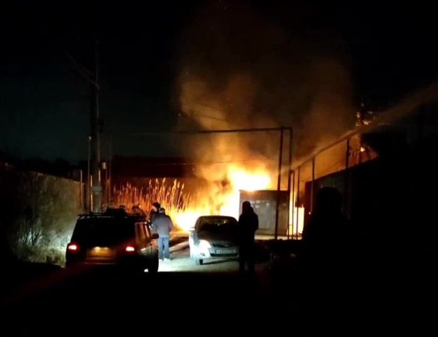 <i>В Каспийске пожарные тушат возгорание на подстанции в дачном посёлке</i>
