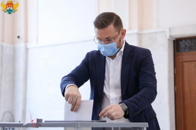 <i>Мэр Махачкалы проголосовал на избирательном участке в Дагестанском госуниверситете</i>