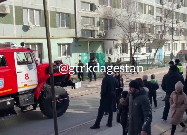 <i>В Махачкале возник крупный пожар в многоэтажке на улице Лаптиева</i>
