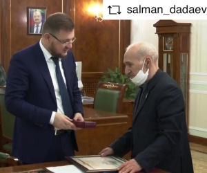 Глава Махачкалы подарил часы руководителю старейшего детского ансамбля Дагестана