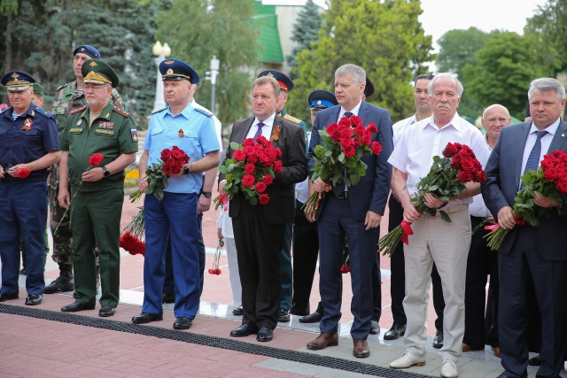 <i>В Ставрополе школам передали копии боевых знамен полков, где служили Герои Советского Союза</i>