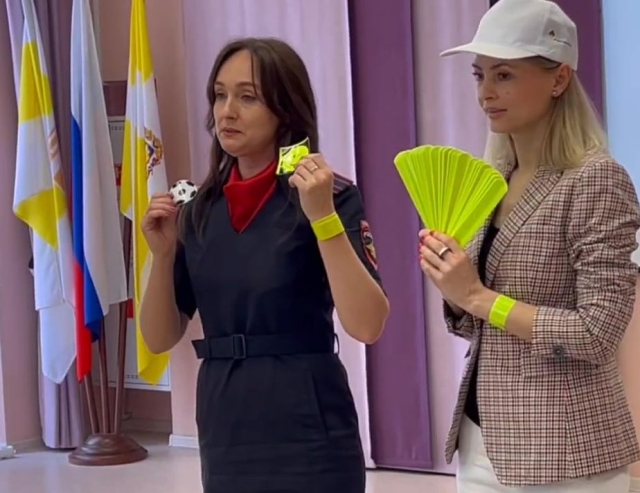 <i>Гаишники в Ставрополе подарили «светлячки» воспитанникам детсада «Светлячок»</i>
