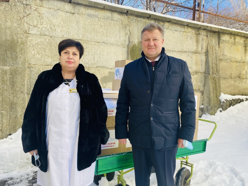 Депутат Думы Ставрополья подарил инфекционке в Кисловодске постельное белье