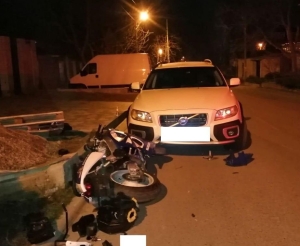 В Ставрополе мотоциклист-бесправник сбил собаку и въехал в Volvo