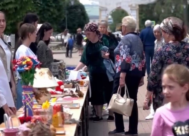 <i>Жители Черкесска собрали для бойцов СВО ₽97 тысяч на благотворительной ярмарке</i>