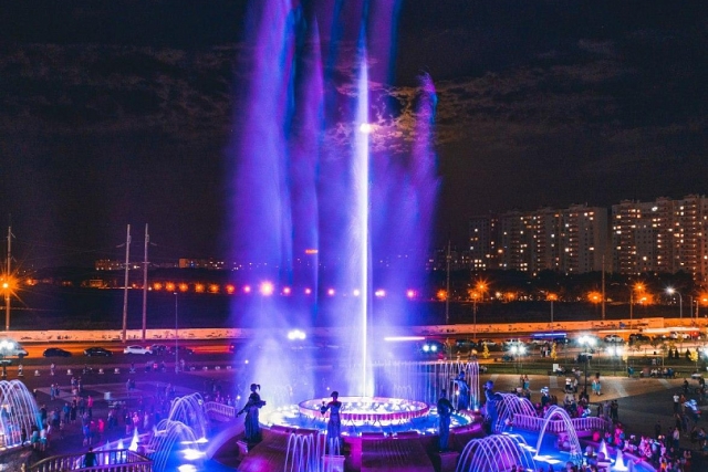 <i>Иван Ульянченко анонсировал открытие 27 апреля сезона фонтанов в Ставрополе</i>