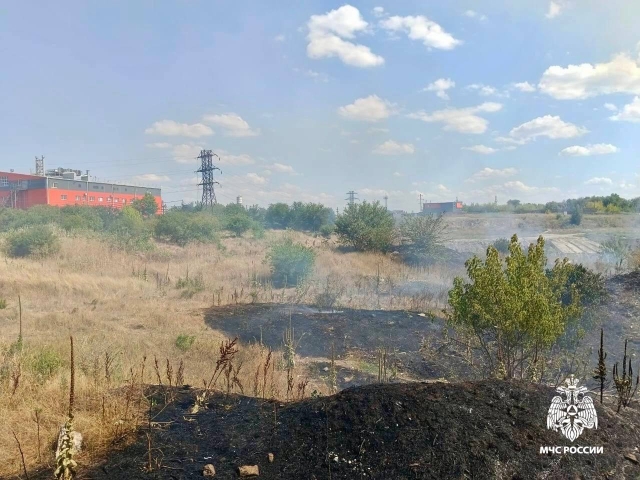 <i>В Шпаковском округе Ставрополья пожарные не дали перекинуться огню на жилые строения</i>