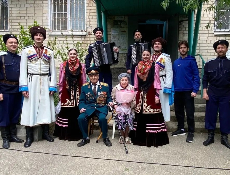 Фронтовые бригады артистов провели 20 концертов на дому для ветеранов Ставрополя