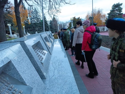 Казачата Архиерейского казачьего конвоя посетили мемориальный комплекс «Вечная Слава» в Ставрополе