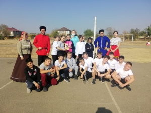 Школьники села Надежда состязались в казачьих играх